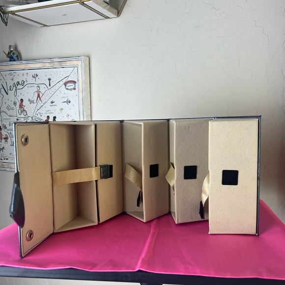 BOSHKU TAN SUNGLASSES ORGANIZING CASE NWOT vegan leather w/ suede Holds 5 pairs - Picture 4 of 8